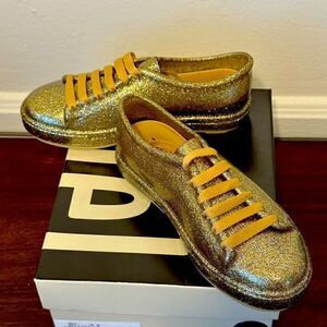 Mini Melissa Mel be fashion  cushioned insole super comfy sneaker size 2, new